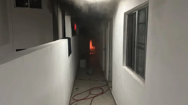 Controlan incendio en edificio de Mitras Centro; desalojan a 112 personas