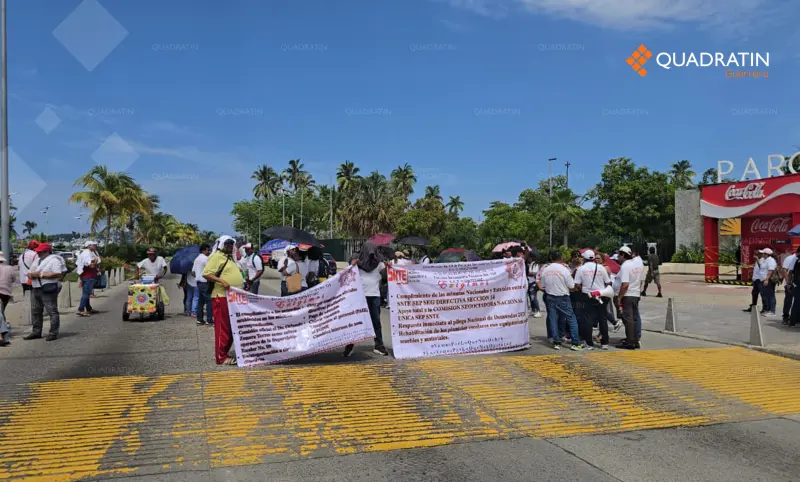 Bloquean maestros del SNTE en Acapulco para exigir enlace con la SEG