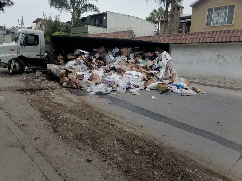 Retiran camión volcado y liberan circulación en calle de Rosarito