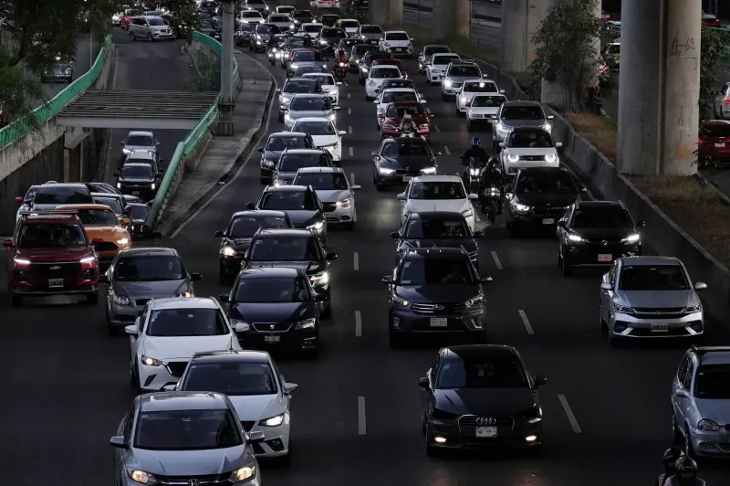 Graban a conductor teniendo relaciones mientras manejaba por importante avenida