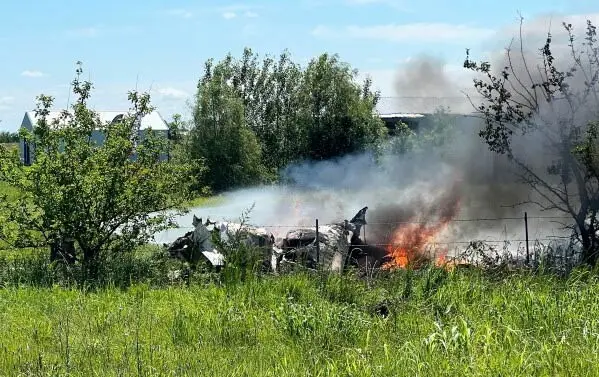 Doce personas murieron tras estrellarse un avión de paracaidismo poco después del despegue