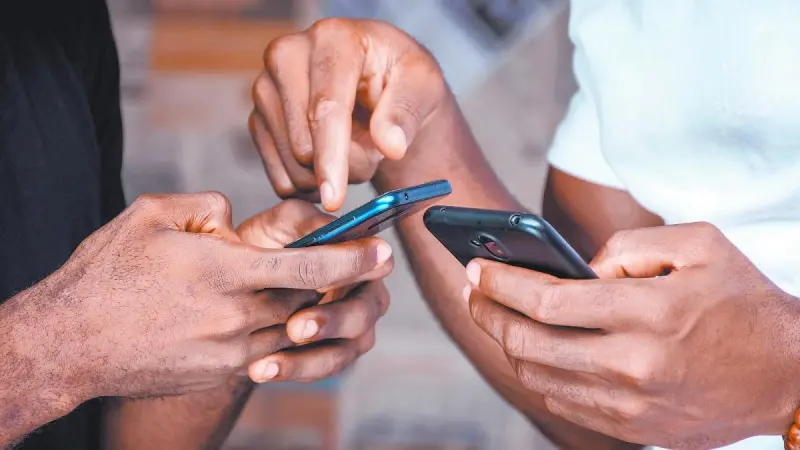 ¿Menos hijos por culpa del celular? Investigaciones analizan la relación