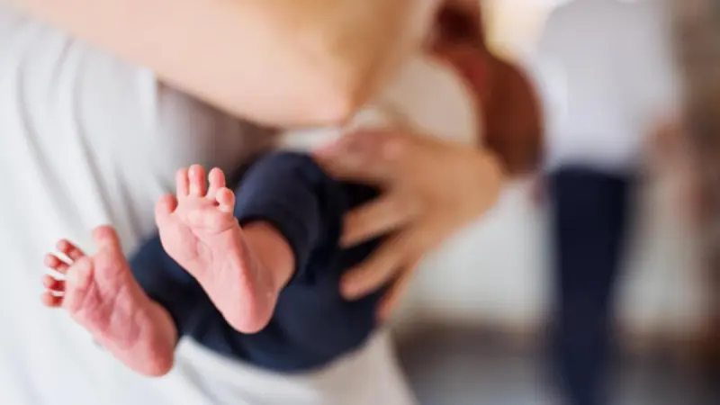 Permisos de paternidad sin modificarse perpetuan las brechas de género en el mercado laboral