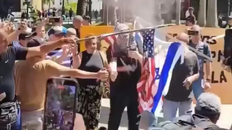 Partidarios de Maduro queman bandera de EU durante protesta en Caracas