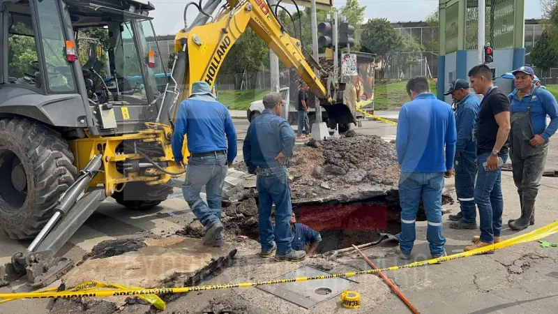 Colapsa avenida Pasteur Sur por socavón; desvían circulación hacia el Centro Histórico