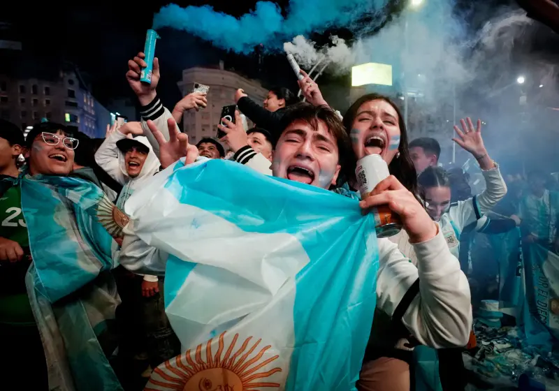 Argentinos salen a las calles en ese país para festejar pase a la final de la selección y que se enfrentará a España este próximo domingo 19 de julio