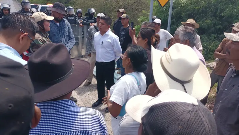 Impiden habitantes cierre de accesos en autopista de Guerrero por Capufe