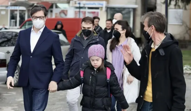 “A los días el presidente la escoltó de la mano, la presentó ante ellos y además le dio regalos”: Padres en Macedonia del Norte no querían a sus hijos cerca de una niña con síndrome de Down