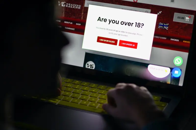 Reino Unido propone toque de queda a redes sociales para adolescentes
