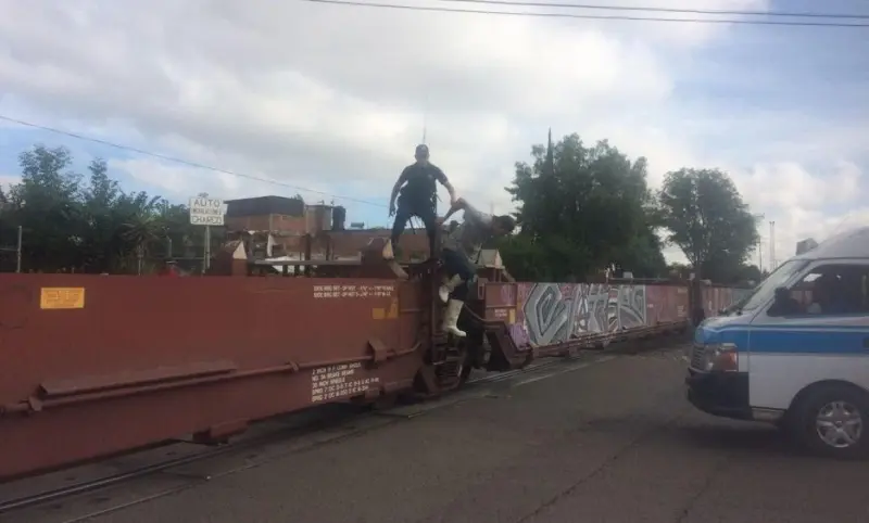 Malas prácticas para cruzar las vías del tren; esto recomienda la AMF