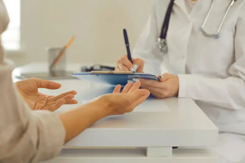 Vinculan a proceso a mujer que presuntamente se hacía pasar por doctora en Querétaro