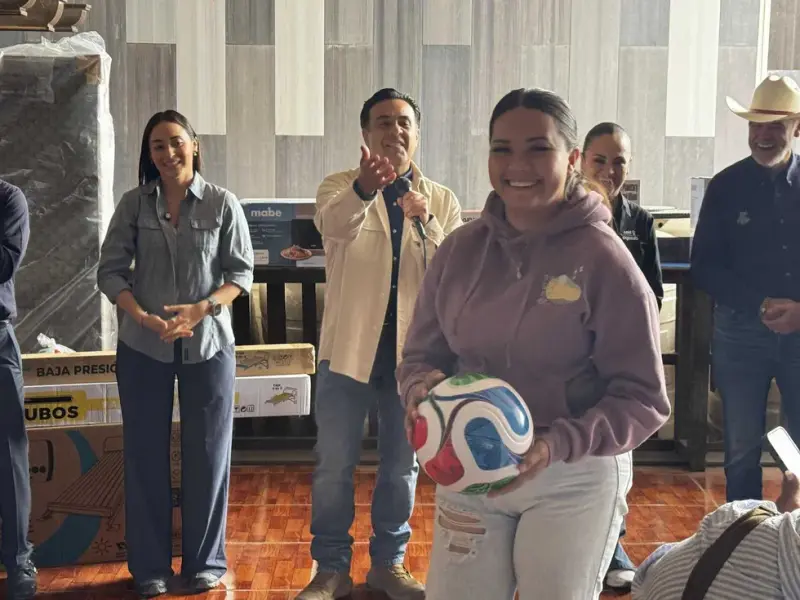Familias de San Juan del Río eligen electrodoméstico en programa de la SEDESOQ