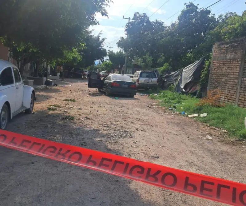 Presunto enfrentamiento armado deja nueve vehículos dañados en la colonia Gabriel Leyva, en Escuinapa