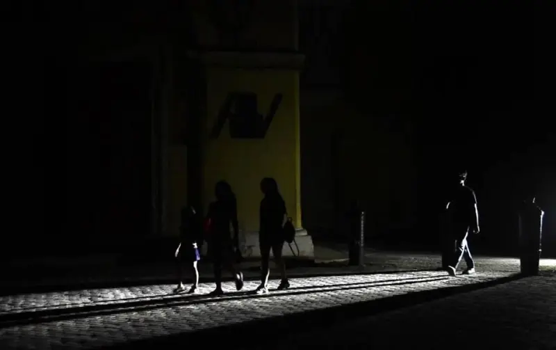 Reconecta Cuba la red eléctrica pero siguen los apagones