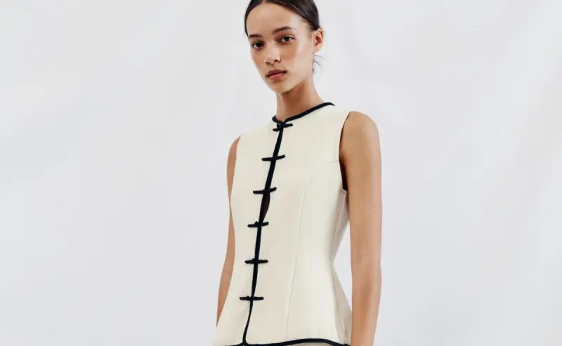 El top con alamares de Zara que hace parecer cualquier conjunto mucho más caro