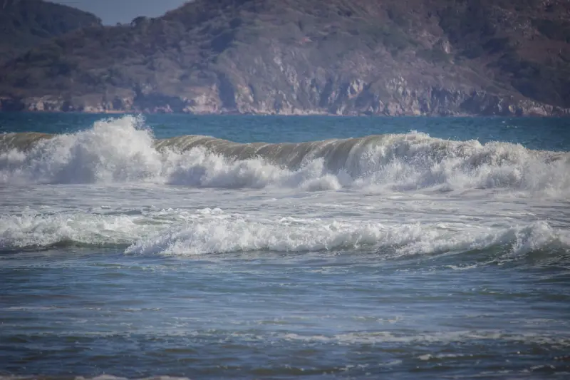 Alerta por mar de fondo: Salvavidas restringen acceso a varias playas de Mazatlán por oleaje elevado