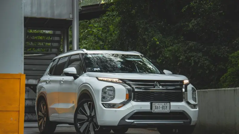 Mitsubishi Outlander 2026, a prueba: ahora hay opciones solo a combustión a menor precio