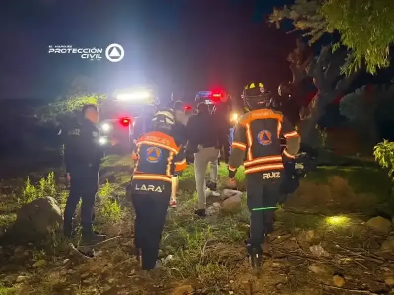 Rescata Protección Civil a dos personas tras caer vehículo a presa del Carmen en El Marqués
