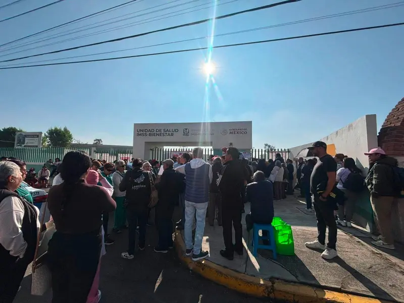 Protestan adultos mayores por posible cierre de terapias en IMSS Metepec
