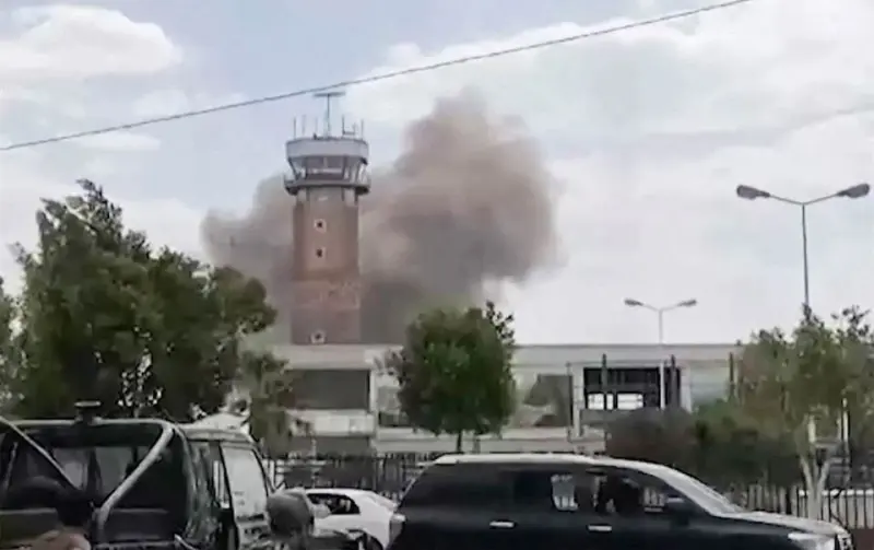 Acusan hutíes a Arabia Saudí de atacar aeropuerto de Saná
