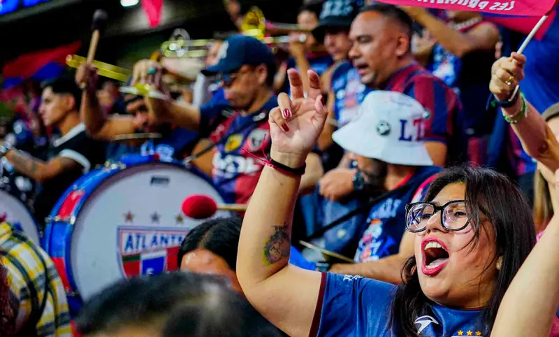 Atlante cabalga de atrás y alcanza a América