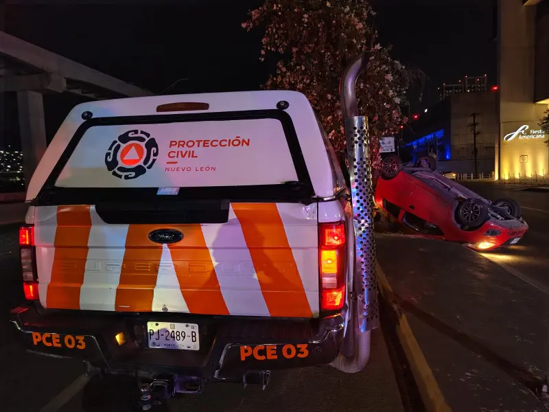 Deja choque y volcadura en avenida Constitución 2 personas lesionadas
