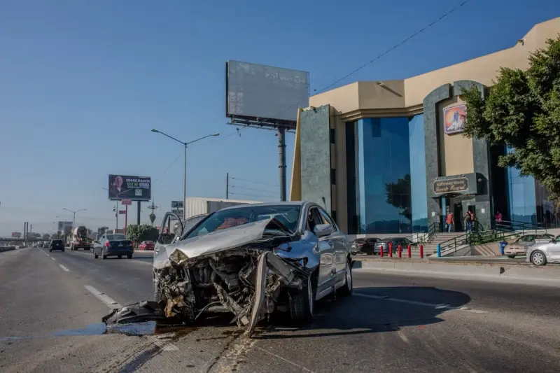 Accidente vehicular entre camión de valores y auto particular afecta la circulación en la Vía Rápida Poniente