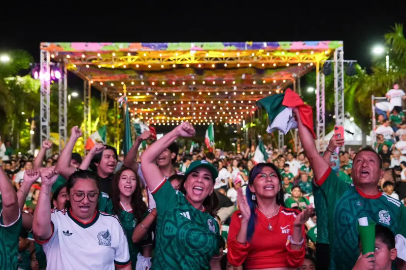 Vive Mara Lezama la fiesta mundialista junto a miles de aficionados en Quintana Roo