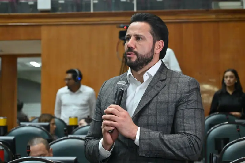 Ofrece Anuar Azar 6 días de apoyos gratuitos para el regreso escolar