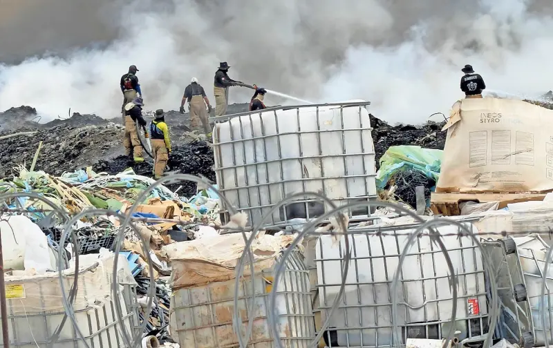 Tardará peritaje de incendio en recicladora cinco días más