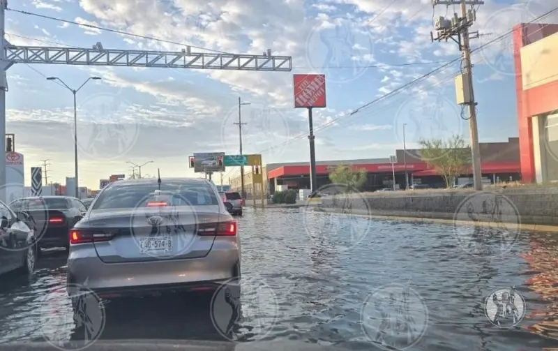 Encharcamientos reducen carriles en avenidas principales