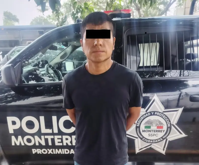 Cae hombre por presuntamente grabar a mujer en baños de una clínica en Monterrey