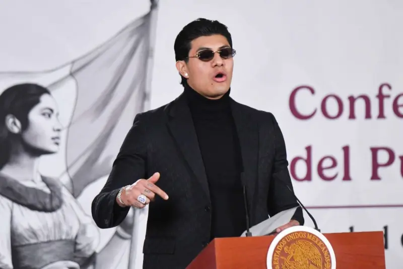 El Bogueto acompaña a Claudia Sheinbaum en ‘Mañanera del Pueblo’; ¿por qué se presentó el cantante en Palacio Nacional?