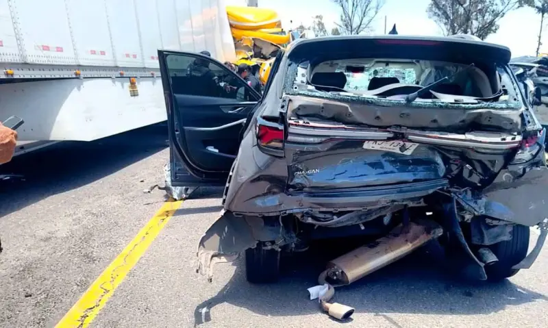 Tráiler embiste dos autos en Guanajuato; muere un bebé de un año y el chofer huye
