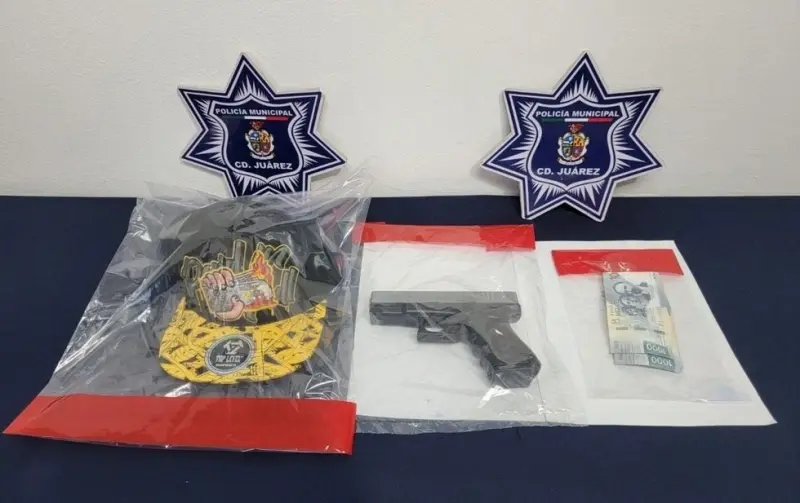 Arrestan a dos por asalto a tienda de conveniencia
