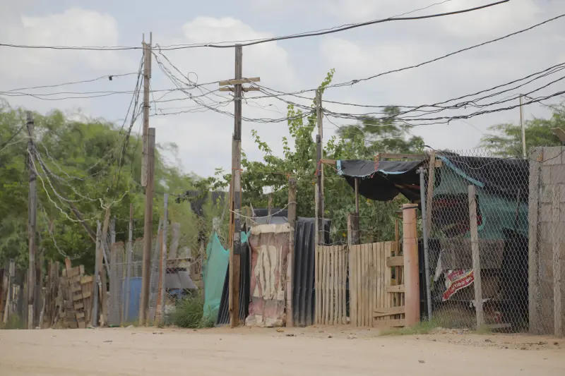 Lluvias aumentan riesgo de descargas e incendios en invasiones de Hermosillo por conexiones eléctricas irregulares