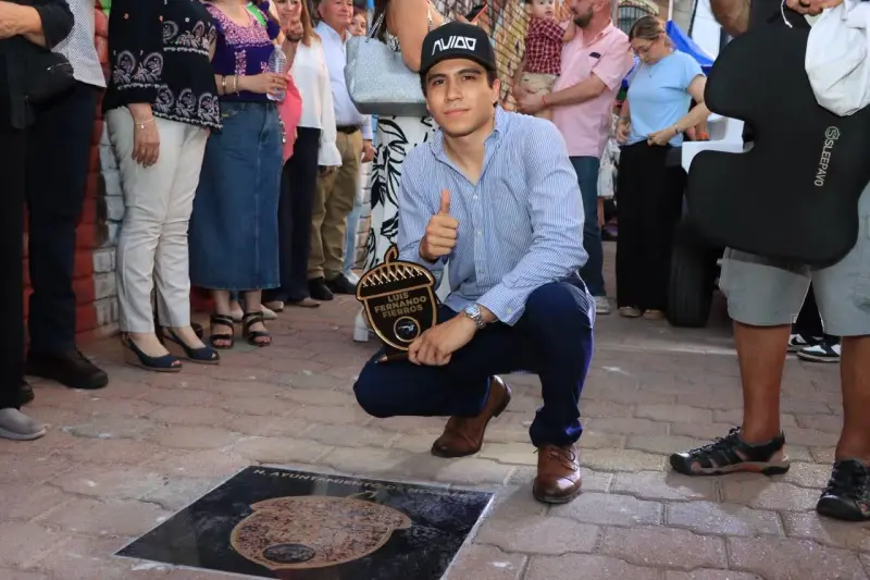 Reconocen al joven Luis Fernando Fierros, creador del auto eléctrico AVIDO, con placa en Nogales