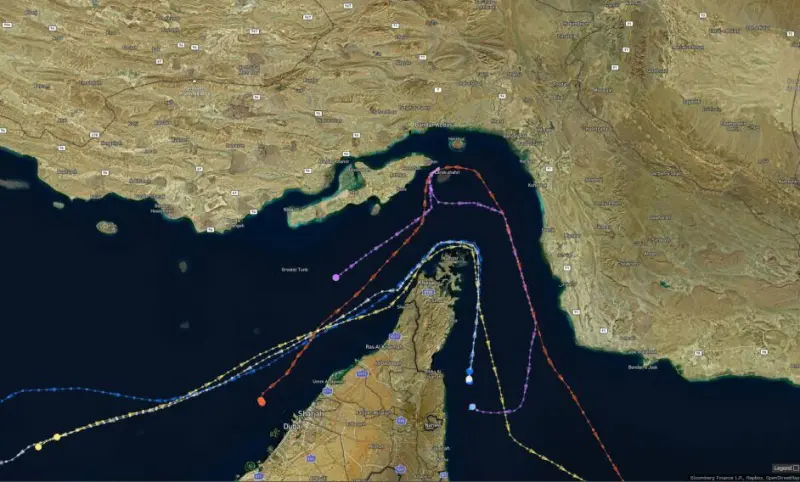 Buques petroleros meten reversa: Esto sabemos de los nuevos cruces de barcos por el Estrecho de Ormuz