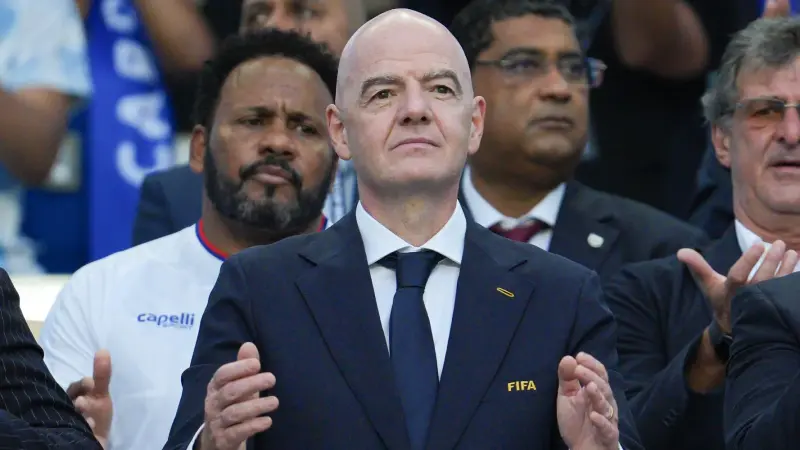 Ni Taylor Swift: Infantino recorrió suficientes kilómetros en su jet como para dar 2 vueltas al ecuador