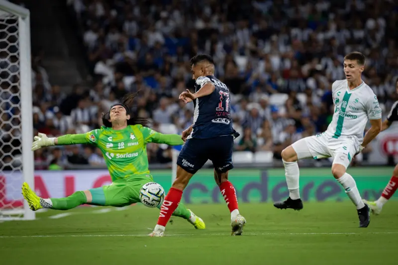 Debuta Rayados con triunfo al vencer 3-2 a Santos en el Gigante de Acero