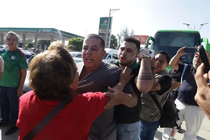 Chocan turistas y sindicalizados en Autopista del Sol