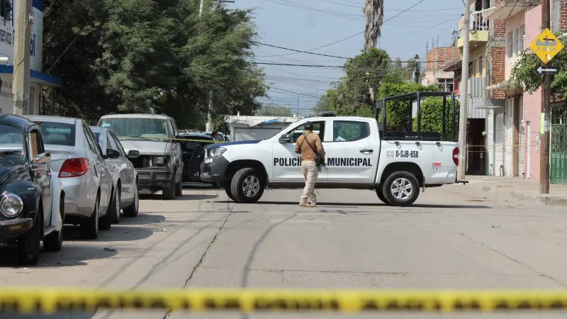 Hallan cuerpo con huellas de tortura dentro de un auto compacto en Santa Rita