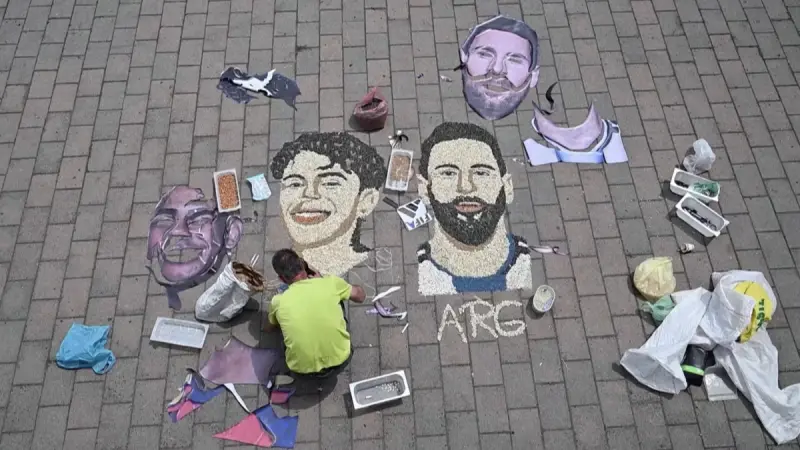 Artista de Kosovo rinde homenaje a Messi y Yamal antes de la final del Mundial