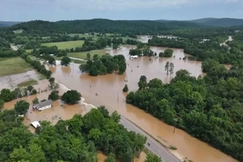 Rescatan vía aérea a más de 200 niños de campamento de verano en Missouri por inundaciones