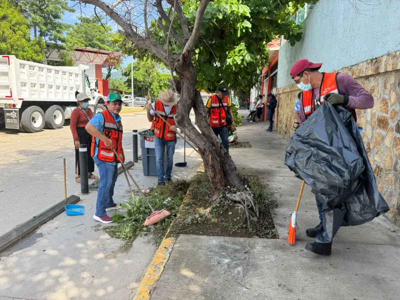 Retiran 29 toneladas de basura y bachean calles en Renacimiento de Acapulco