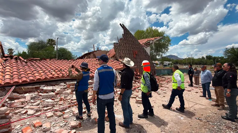 Ferromex, INAH y PC evalúan daños en la antigua estación del ferrocarril de Magdalena.