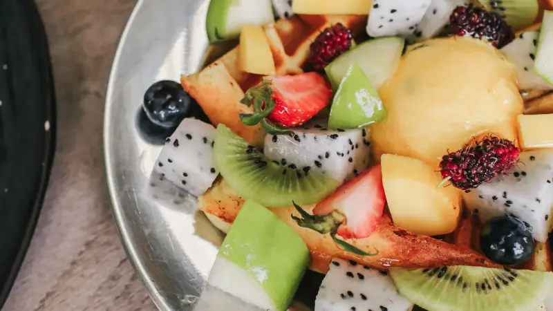 ¿Cuánto dura la fruta cortada bajo el calor? estas medidas ayudan a consumirla con seguridad en playas y piscinas