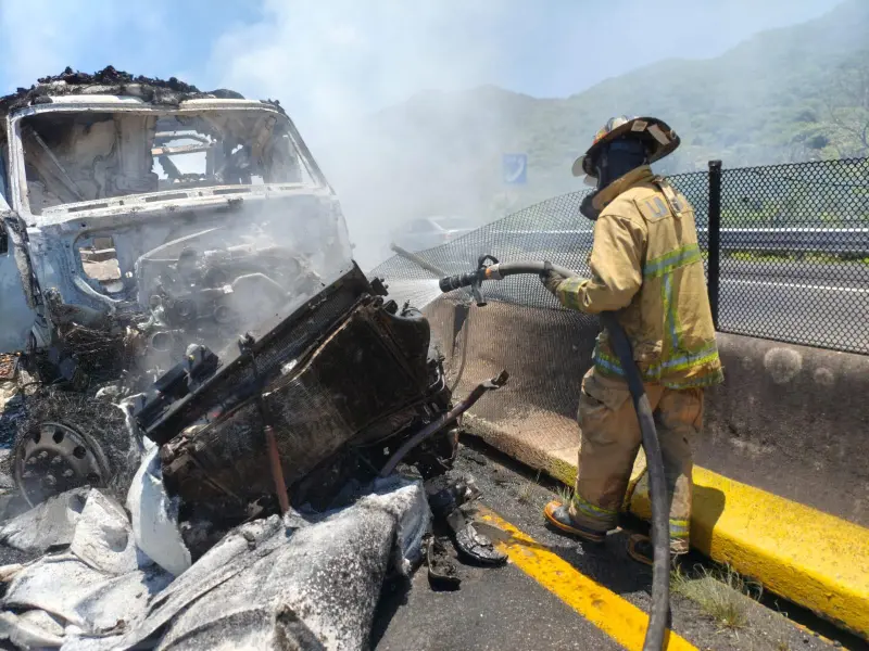 Mueren 10 personas tras choque e incendio de vehículos en carretera Tepic-Guadalajara