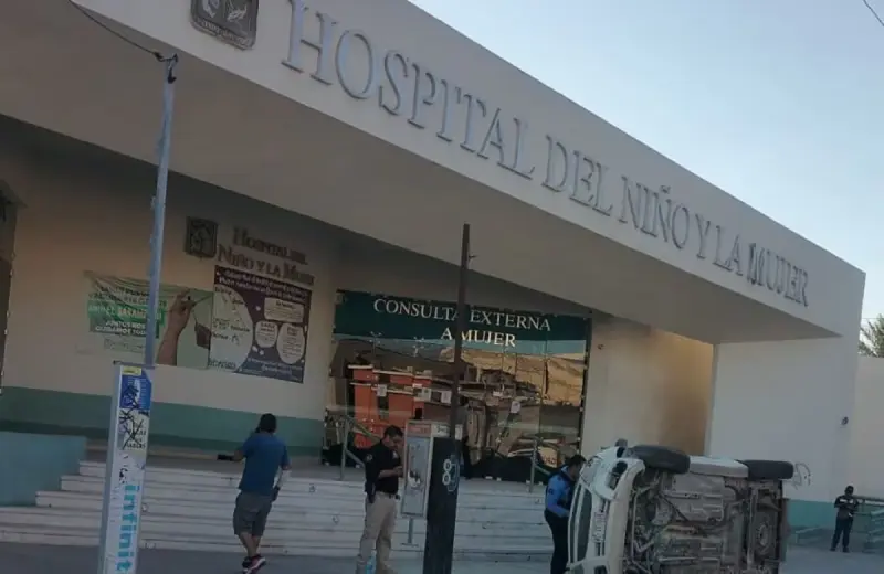Pick up vuelca tras choque y termina a punto de impactar el Hospital del Niño y la Mujer de Ciudad Obregón