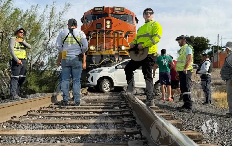 Intentan ganarle paso al tren y los arrastra 100 metros